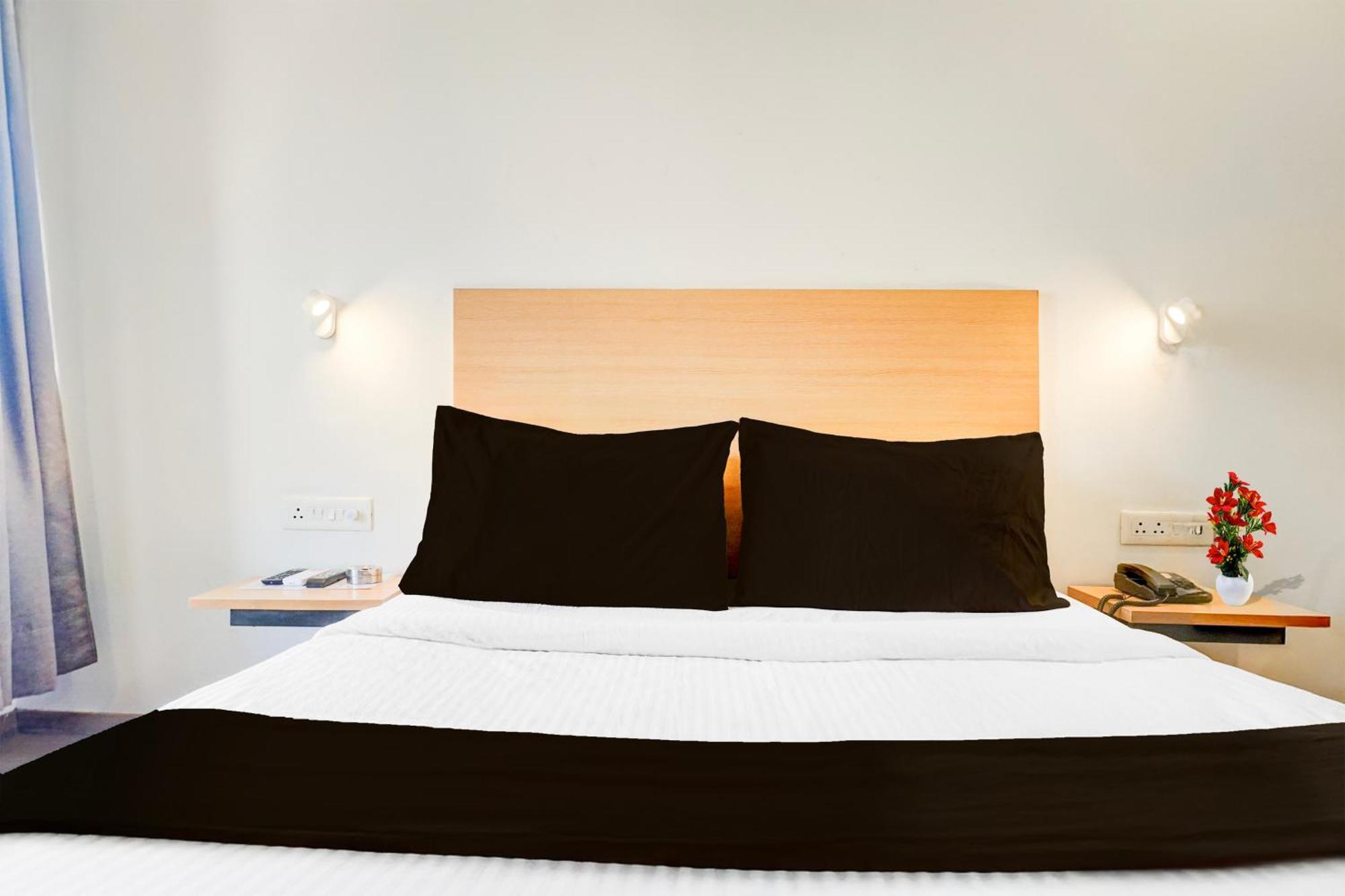 Super Townhouse Mg Road Pune Ngoại thất bức ảnh